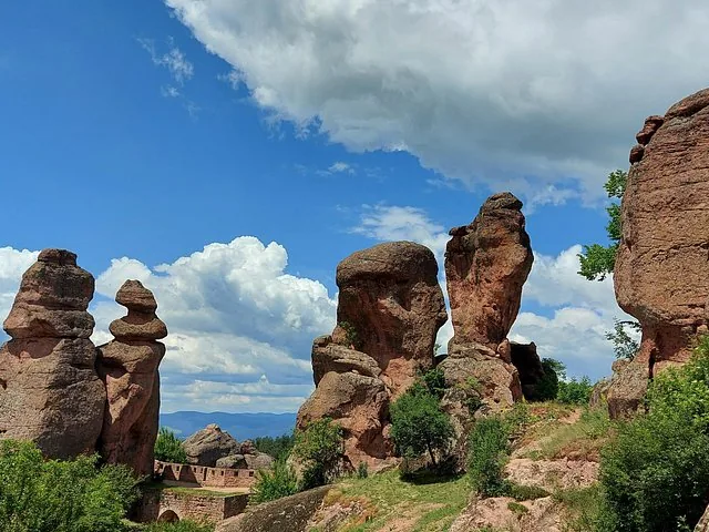 Beeindruckende Belogradtschik-Felsen unter einem strahlend hellen Himmel mit fluffigen weißen Wolken.