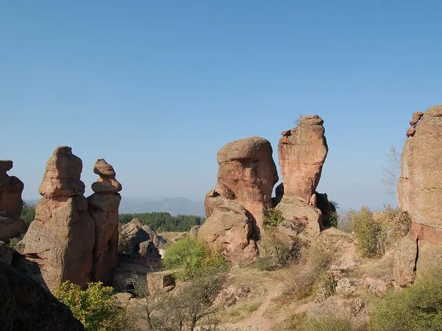 Einzigartige Felsformationen an den Belogradtschik-Felsen unter klarem blauem Himmel.
