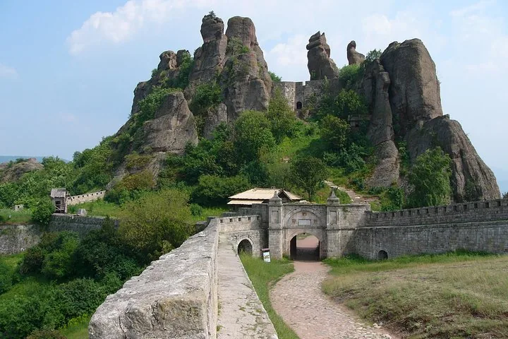 Weg, der zu den Toren der Festung Belogradtschik vor gewaltigen Felsen führt.