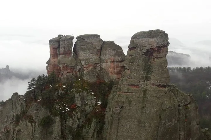 Rocas de Belogradchik emergiendo de un paisaje brumoso cubierto de niebla.