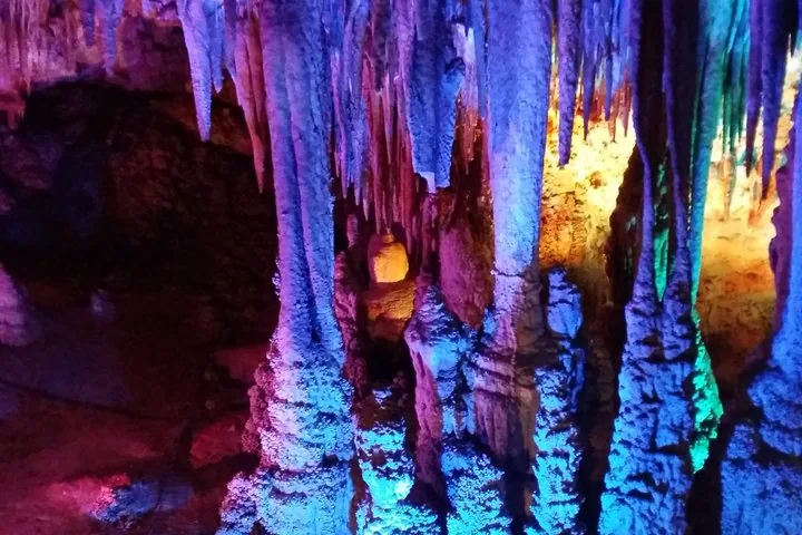 Una iluminación colorida ilumina las estalactitas y estalagmitas dentro de la Cueva de Venetsa.