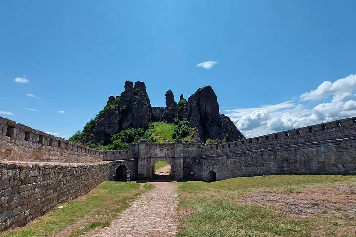 Steinweg, der unter hohen Felsen zum Eingang der Festung Belogradtschik führt.