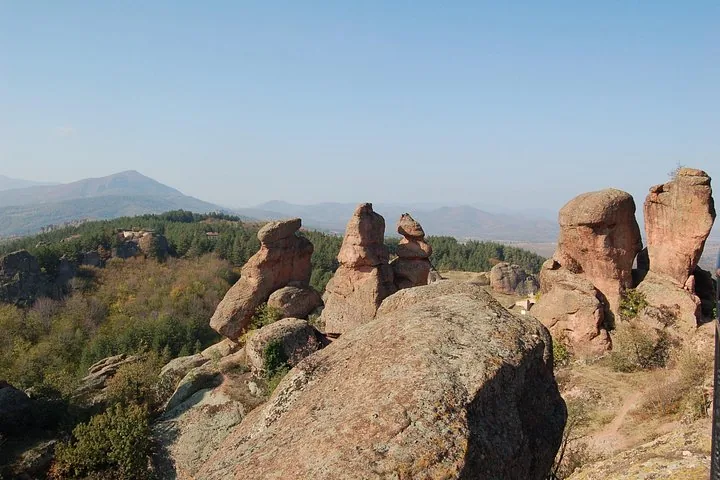 Panoramablick auf die Belogradtschik-Felsen und die bewaldete Landschaft ringsum.